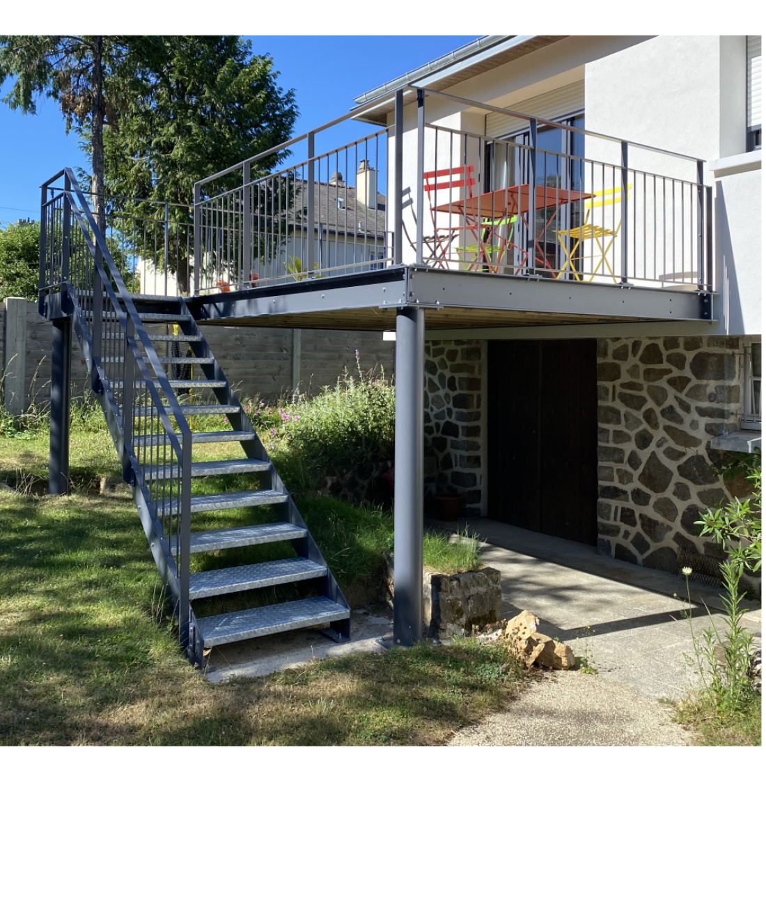 Garde-corps + escalier sur terrasse pilotis